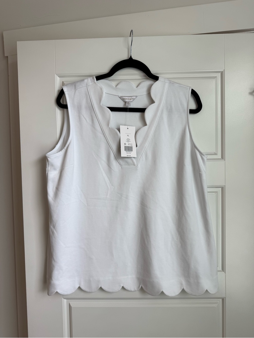 crown & ivy White Scalloped V-Neck Sleeveless Knit Top